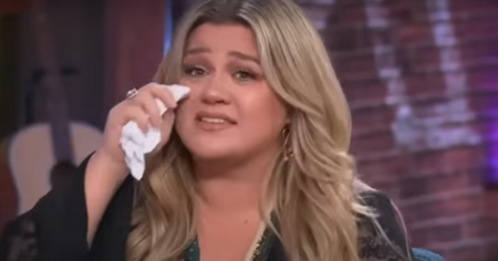 Kelly Clarkson Makes Emotional Revelation About Her Daughter Being Bullied at School Due to Dyslexia
