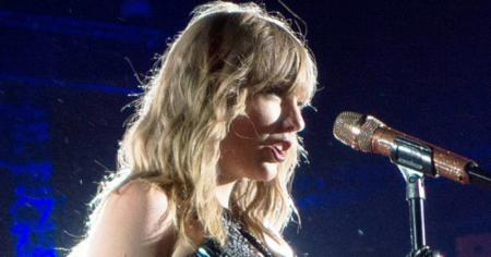 Taylor Swift’s Cat Quip Delights Crowd During Technical Difficulty Taylor Swift Cat