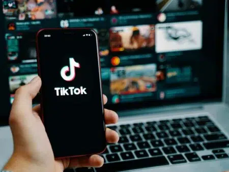 Decoding Rizz Slang: Exploring the Meaning Behind TikTok’s Trending Term tik tok on phone